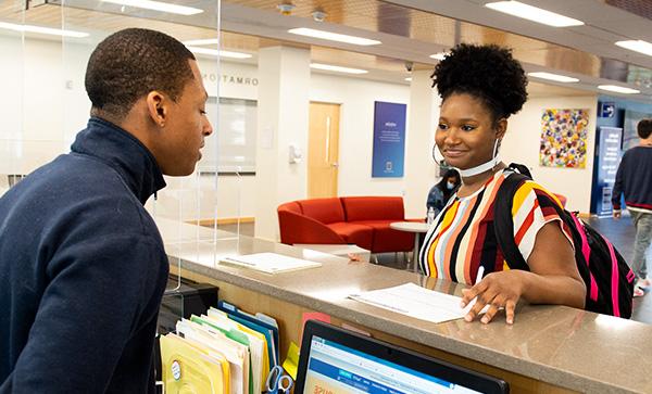 a young female African American college student is registering for classes in 人 at the 全球赌博十大网站 布莱克伍德校园